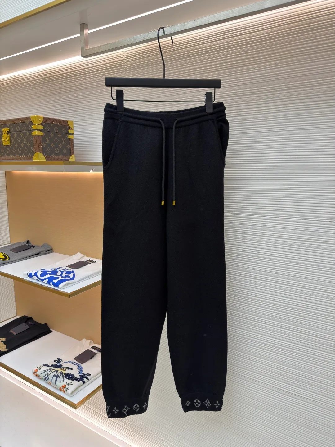 LOUIS VUITTON wool knitted printed leggings trousers ●Original version: Purchased and developed by 13100 ●Item number: 1682078-B70 ●Fabric: wool blended fabric ●Technology: knitted ●Color: black ●Version: fitted version ●Weight: about 510 grams ●Size: S-M-L-XL ●Description: Wool custom-dyed with 48s cashmere blended imported yarn, imported Stoll 14-needle double-sided jacquard process, a single piece takes 280 minutes per piece, the pockets are made of 60s modal cotton, the cashmere feels very soft and waxy, with high warmth retention, custom-made logo zipper, specific three-label washing, the overall routing is straight and delicate, the fabric is comfortable and soft, the color is consistent and no color difference It can be matched with the same style to create a fashionable look, and can be used in various occasions. Customized accessories, complete with three standards, same style for men and women!